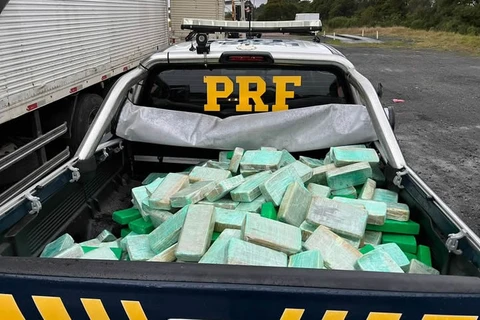Em operação conjunta, PRF e PF apreendem quase meia tonelada de cocaína e pasta-base