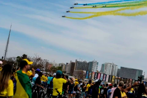 Desfile em comemoração ao Bicentenário reúne multidão na Esplanada