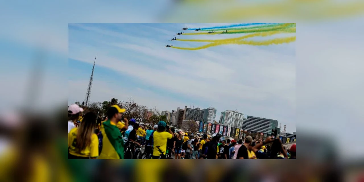 Desfile em comemoração ao Bicentenário reúne multidão na Esplanada