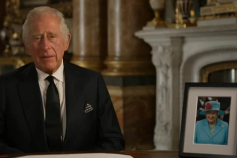 Rei Charles diz 'obrigado' a sua mãe, a rainha Elizabeth II