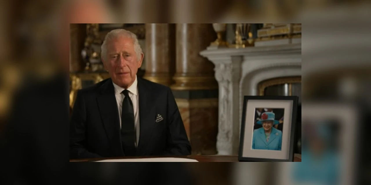 Rei Charles diz 'obrigado' a sua mãe, a rainha Elizabeth II