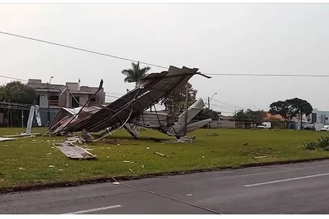 Temporal  atinge Cascavel, causa destelhamentos e derruba torre da Copel