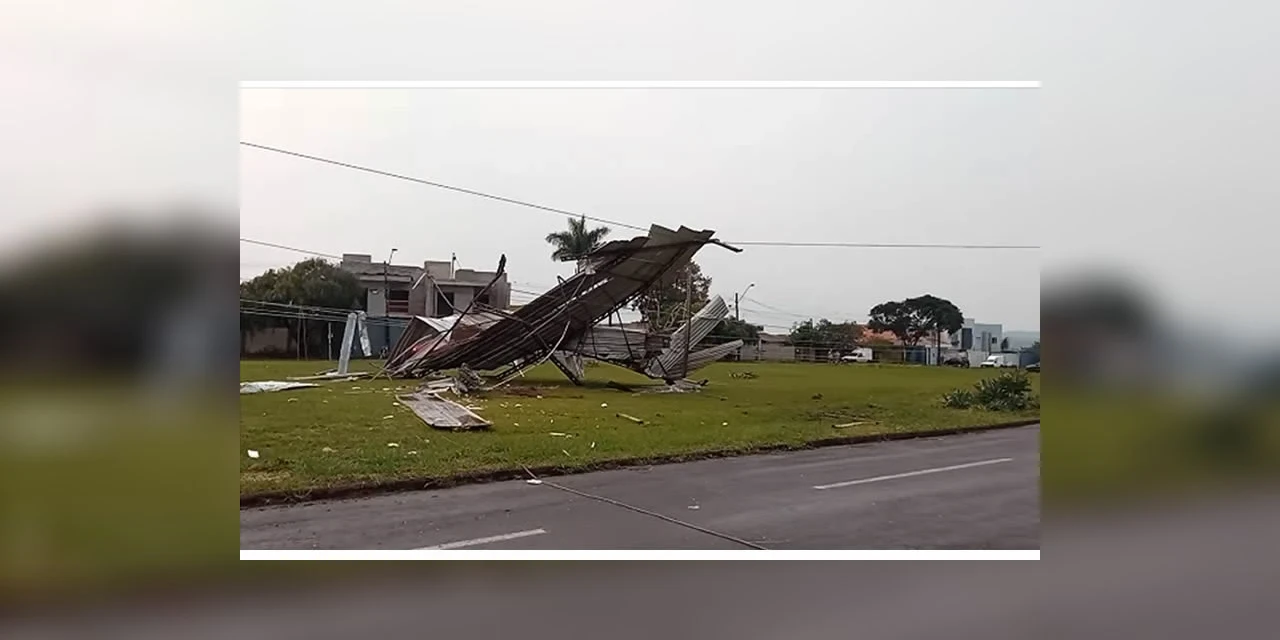 Temporal  atinge Cascavel, causa destelhamentos e derruba torre da Copel