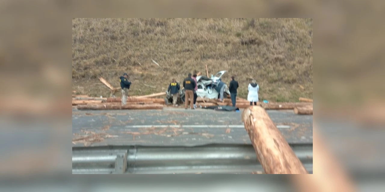 Colisão entre caminhão e automóvel deixa três óbitos em Tibagi