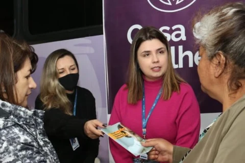 ‘Ônibus Lilás’ e Casa da Mulher levam serviços no Terminal Central e em localidades rurais