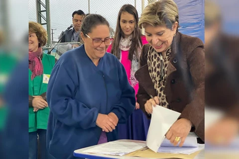 Prefeitura realiza entrega de Termos de Quitação, Programa Papel Legal, no Ouro Verde II