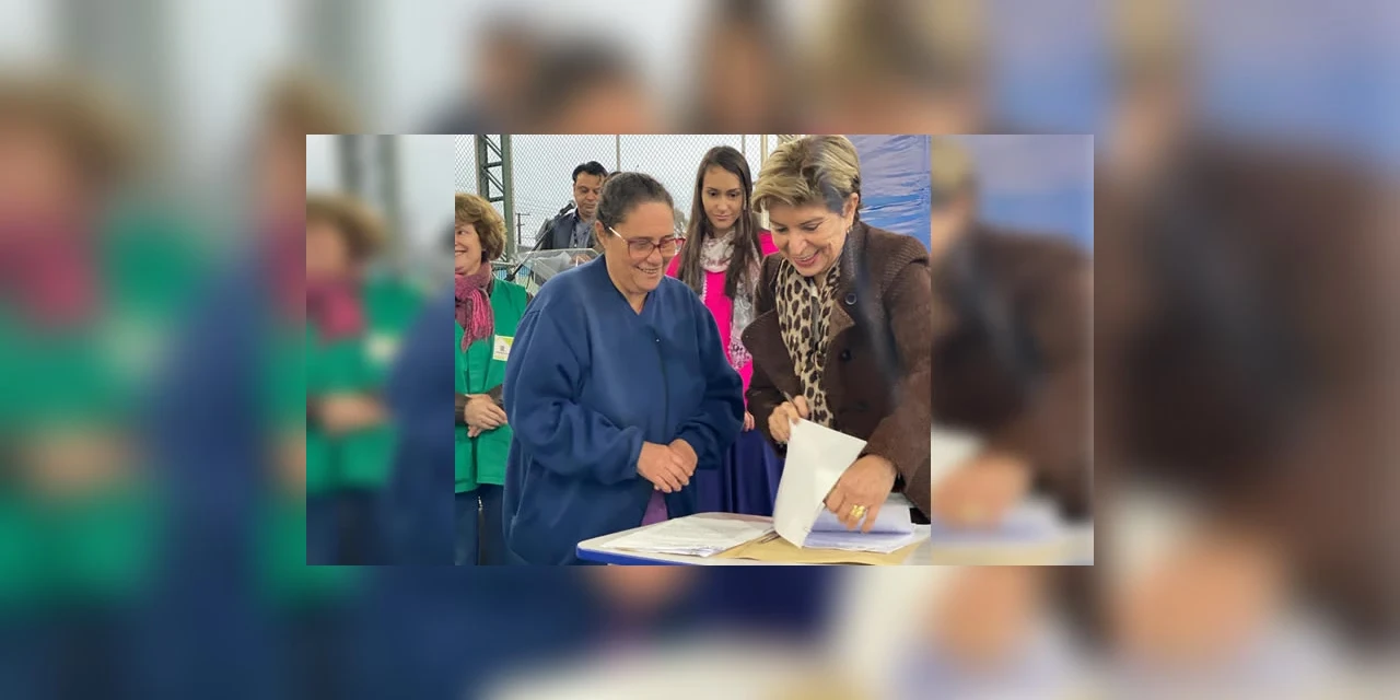 Prefeitura realiza entrega de Termos de Quitação, Programa Papel Legal, no Ouro Verde II