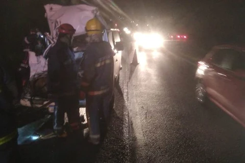 Colisão traseira entre automóvel e caminhão deixa homem morto na BR-376, em PG