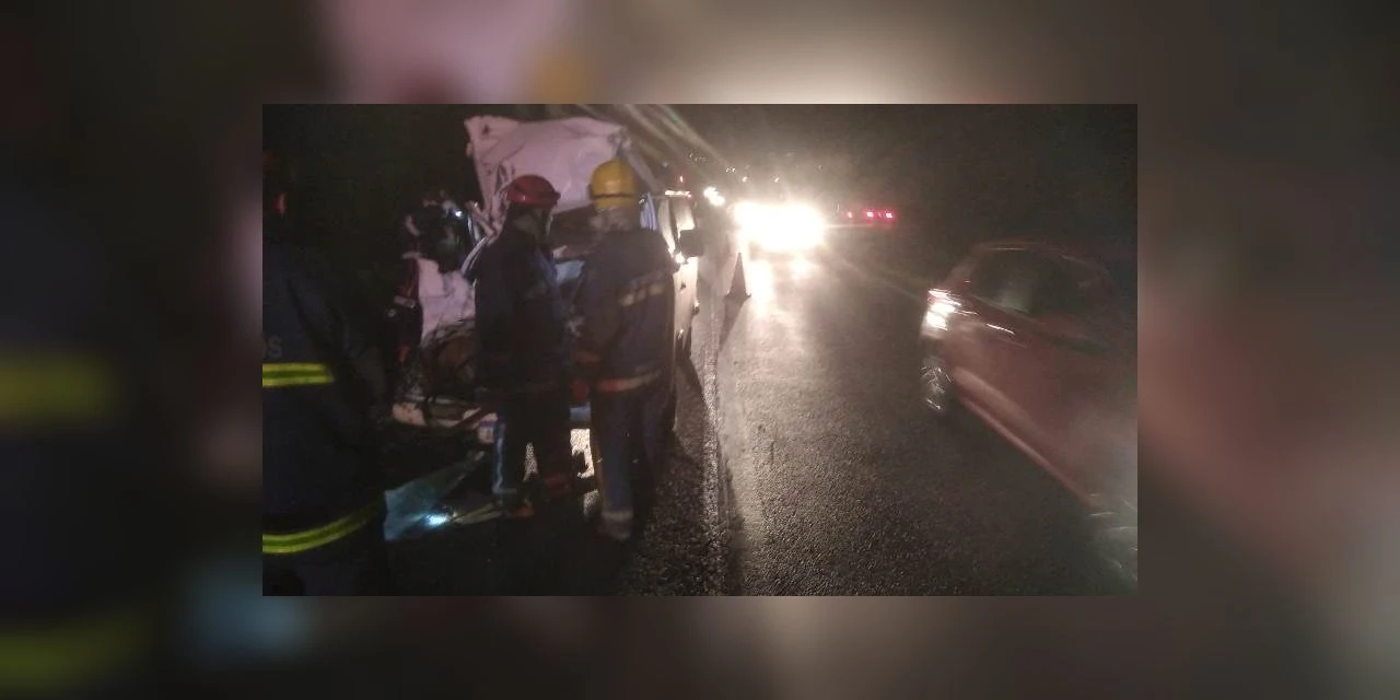 Colisão traseira entre automóvel e caminhão deixa homem morto na BR-376, em PG