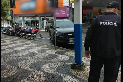 Policiais cumprem mandado de busca e apreensão em hotel no Centro de Ponta Grossa