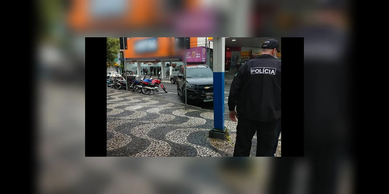 Policiais cumprem mandado de busca e apreensão em hotel no Centro de Ponta Grossa