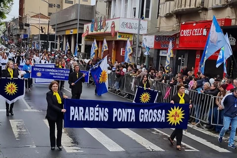 Desfile em comemoração ao aniversario de Ponta Grossa atrai milhares de pessoas no centro