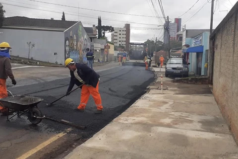 Depois da Avenida João Manoel, Prefeitura leva novo asfalto para a região de Oficinas
