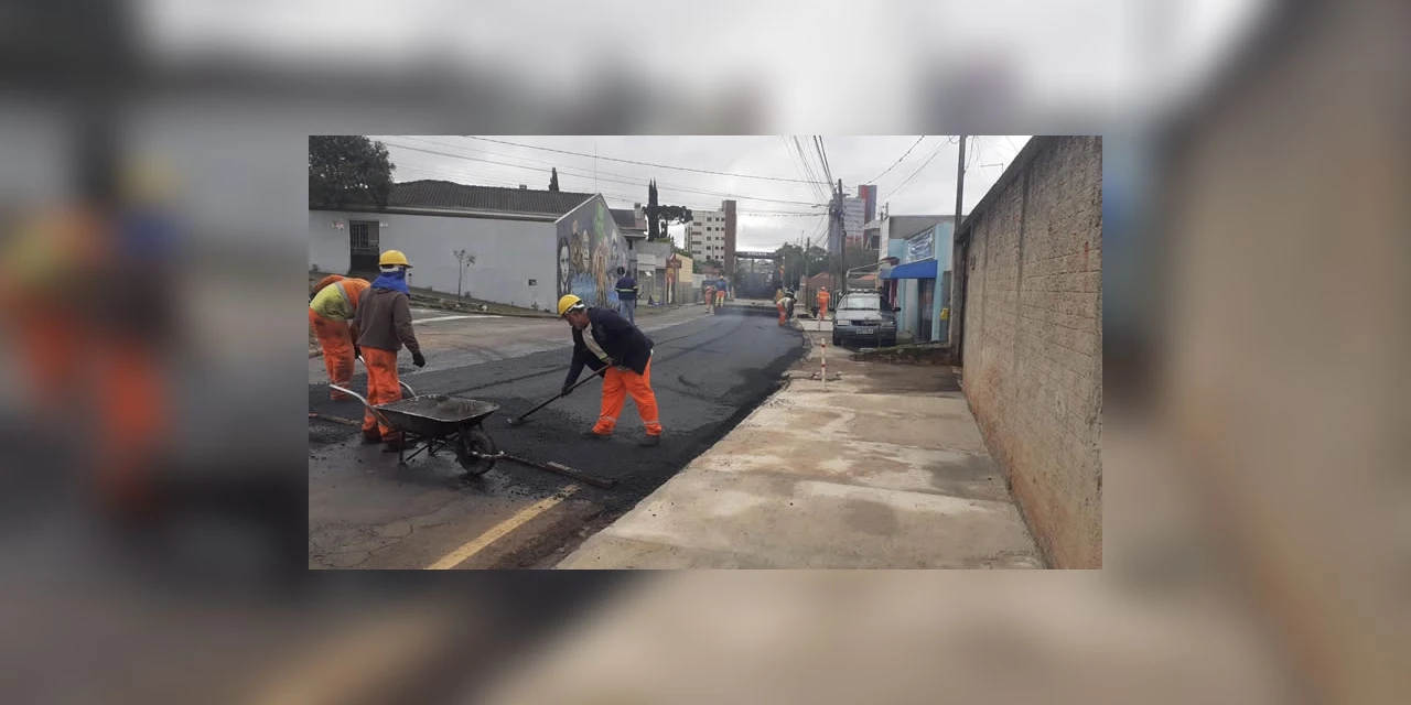 Depois da Avenida João Manoel, Prefeitura leva novo asfalto para a região de Oficinas