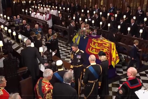 Rainha Elizabeth II é sepultada junto com os corpos de seu pai, o rei George VI e sua mãe Elizabeth
