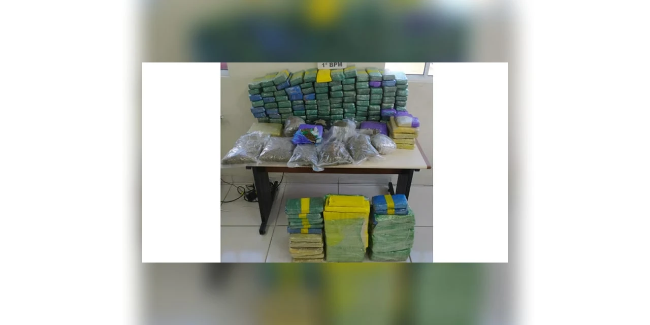 Dupla é presa com mais de 130 quilos de maconha dentro de carro em PG