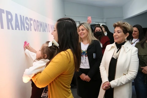 Prefeita Elizabeth Schmidt entrega Centro Municipal da Mulher renovado para a comunidade