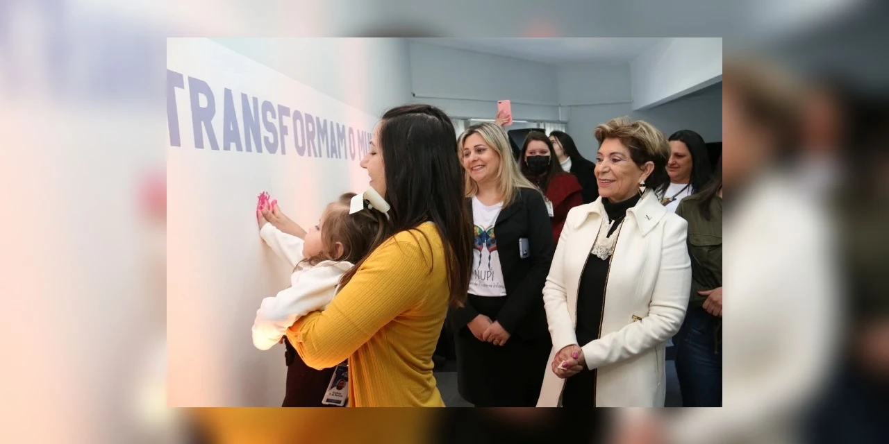 Prefeita Elizabeth Schmidt entrega Centro Municipal da Mulher renovado para a comunidade