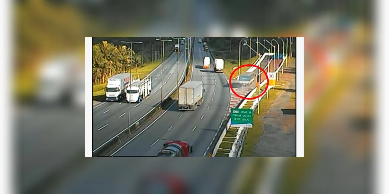 Assista: Caminhões sem freios usam área de escape da BR-376; em Guaratuba