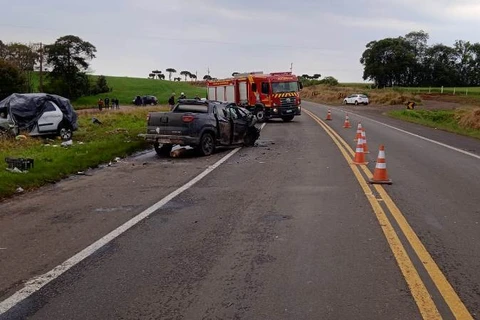 Colisão frontal entre dois automóveis deixa três mortos na BR-373, em Ipiranga