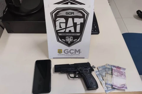 Suspeito de assaltar homem em ponto de onibus é preso pela GCM, em PG