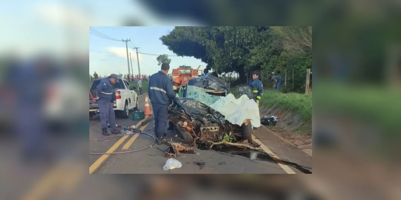 Ex-prefeitos do Paraná morrem em acidente entre carro e caminhão no Paraná