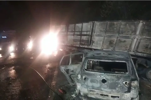 Batida entre caminhão e carros termina com veículos incendiados e um morto, em Ortigueira