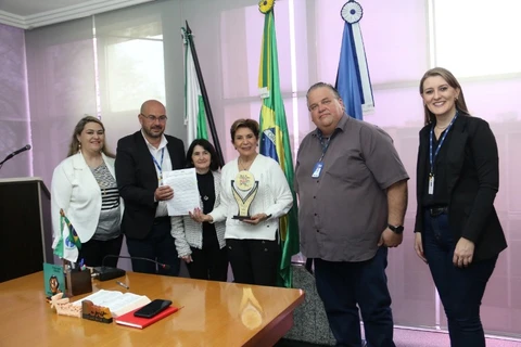 Elizabeth recebe prêmio do Sesc e firma convênio com o Projeto Futuro Integral na Escola