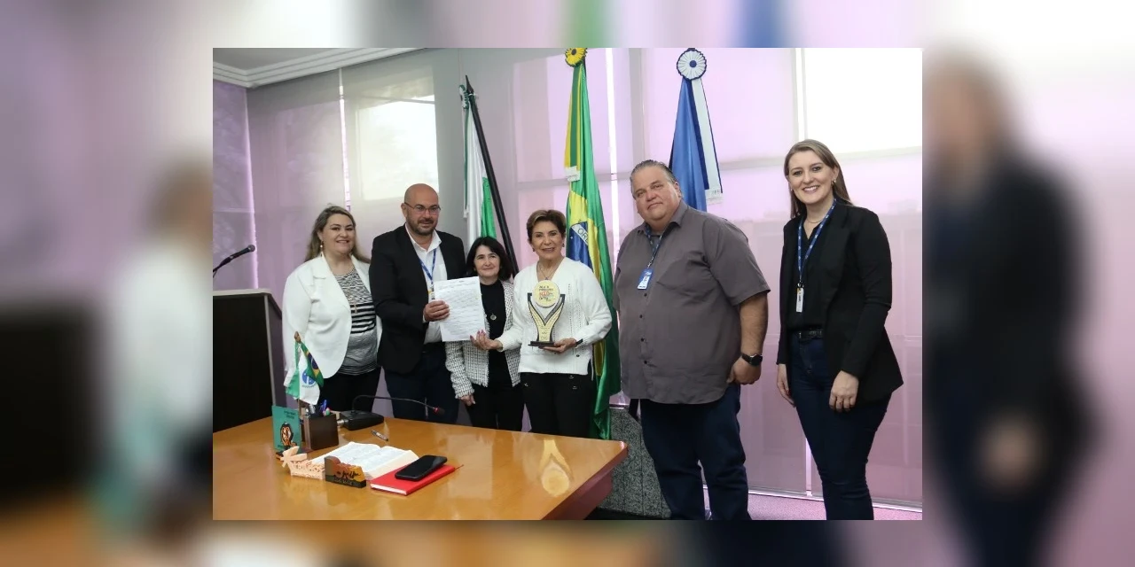 Elizabeth recebe prêmio do Sesc e firma convênio com o Projeto Futuro Integral na Escola