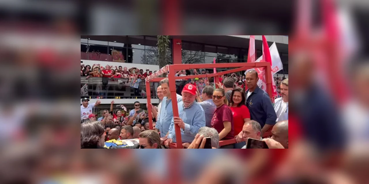 Lula faz caminhada com apoiadores em São Bernardo do Campo