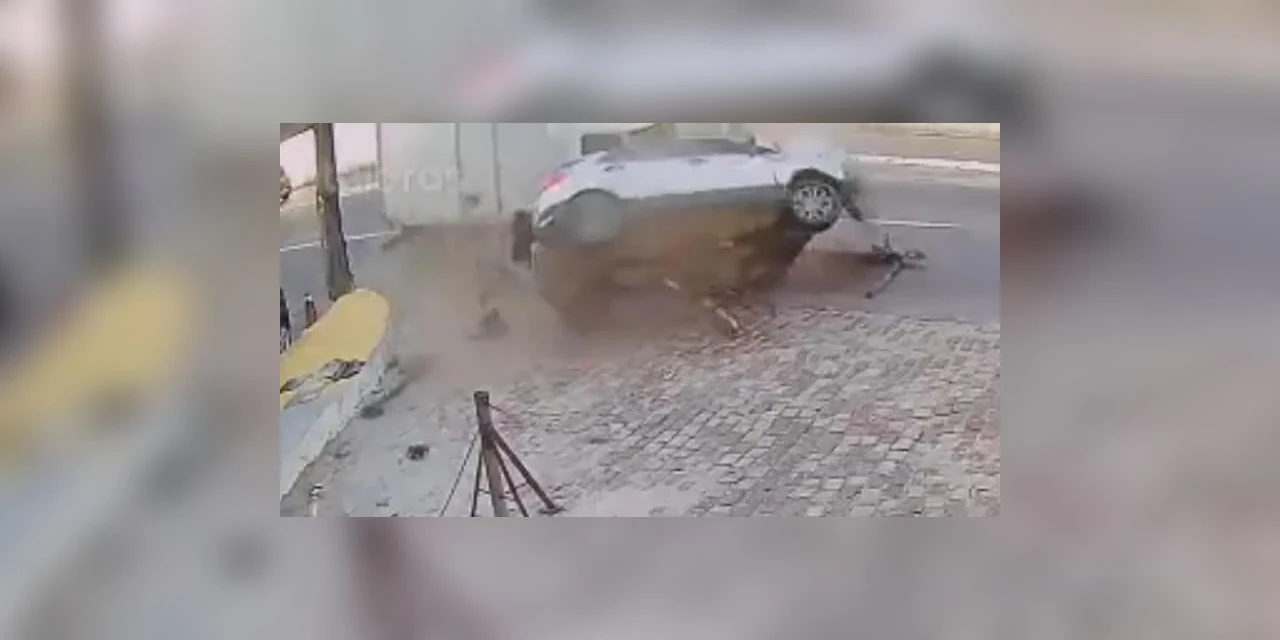 VÍDEO: motorista bate carro em caminhão ao tentar fugir da polícia