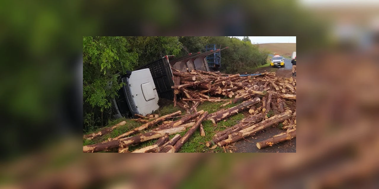 Caminhão carregado com tora de madeira tomba na PR-438, em Guaragi