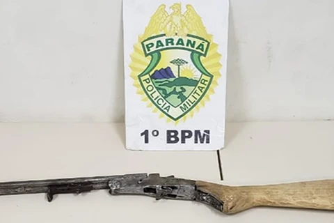 Homem é preso após agredir e ameaçar a esposa com arma de fogo em PG