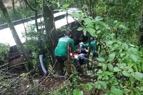 Ônibus cai em ribanceira após colisão com caminhão na BR 277