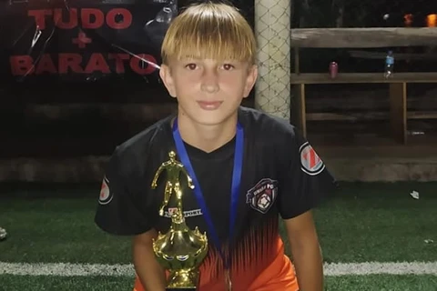 Garoto morre ao se pendurar em gol e ser atingido por trave