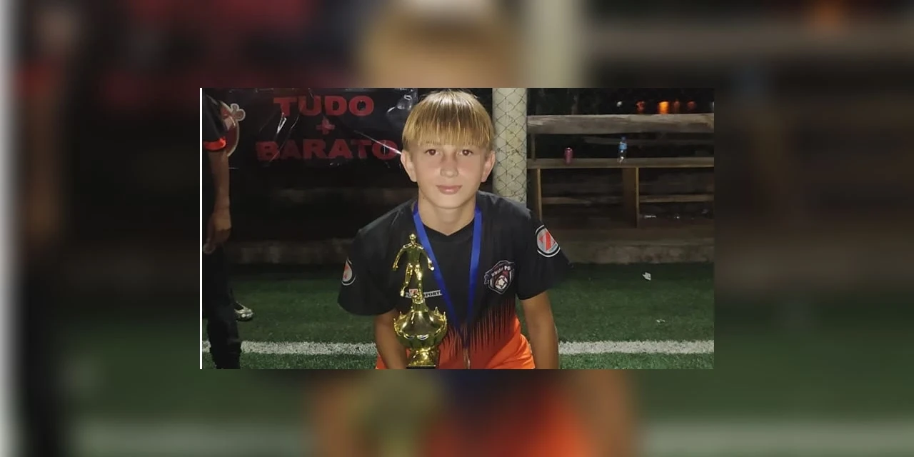 Garoto morre ao se pendurar em gol e ser atingido por trave