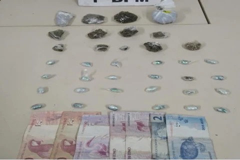 PM aprende drogas e motocicleta adulterada em bairro de PG