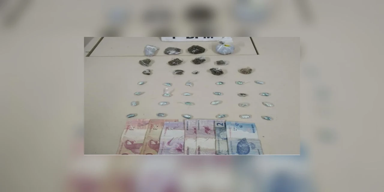 PM aprende drogas e motocicleta adulterada em bairro de PG