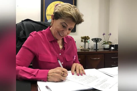 Elizabeth anuncia compra de 2,7 mil notebooks para uso dos professores