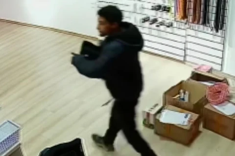 Câmera flagra homem furtando computador em loja no centro de PG; assista!