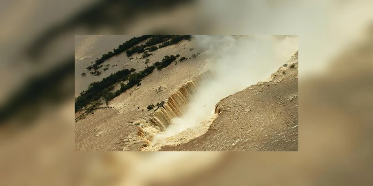Imagens mostram passarela das Cataratas do Iguaçu do lado argentino destruída; assista!