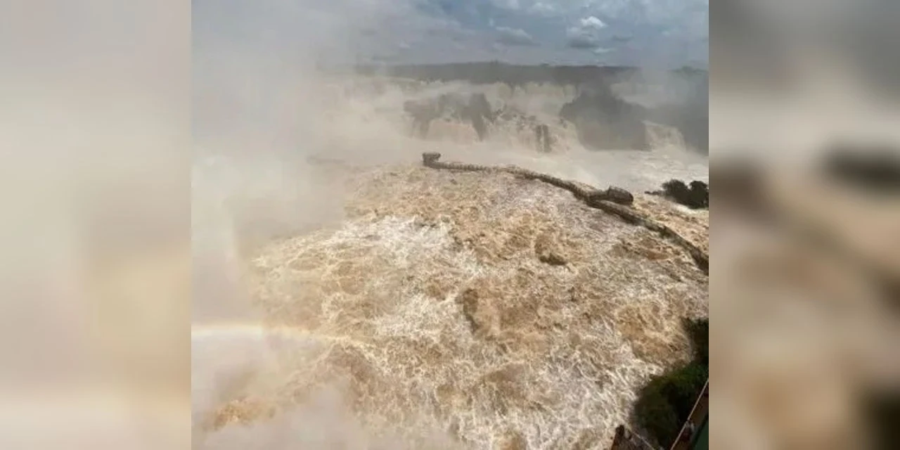 Turista cai nas Cataratas do Iguaçu e desaparece; equipes de resgate fazem buscas