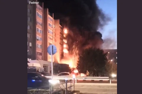 Pelo menos seis pessoas morreram e 27 ficaram feridas após avião de combate atingir prédio na Rússia