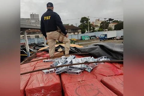 PRF apreende caminhão carregado com cigarros paraguaios em Ponta Grossa