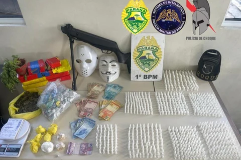 Mulher é presa em PG com drogas, máscara do Jason e do 'V de Vingança'