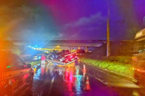 Tombamento de caminhão no Trevo Vendrami em PG deixa o transito lento