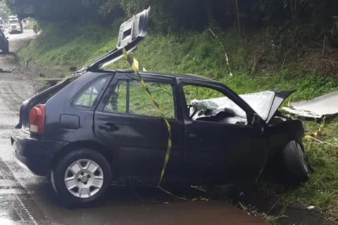 Colisão entre automóvel e ônibus deixa três mortos e quatro feridos em Telêmaco Borba