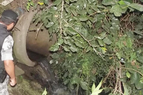 Mulher suspeita de assalto foge da policia por rede de esgoto em Ponta Grossa