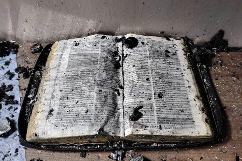 Bíblia fica intacta após incêndio destruir Kitnets, em PG