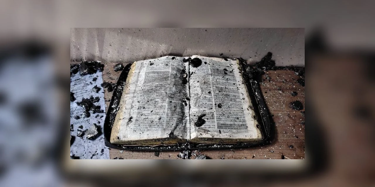 Bíblia fica intacta após incêndio destruir Kitnets, em PG